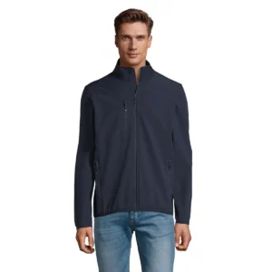 Chaqueta softshell hombre SOL’S RADIAN MEN 03090 en Azul profundo, frontal con modelo.