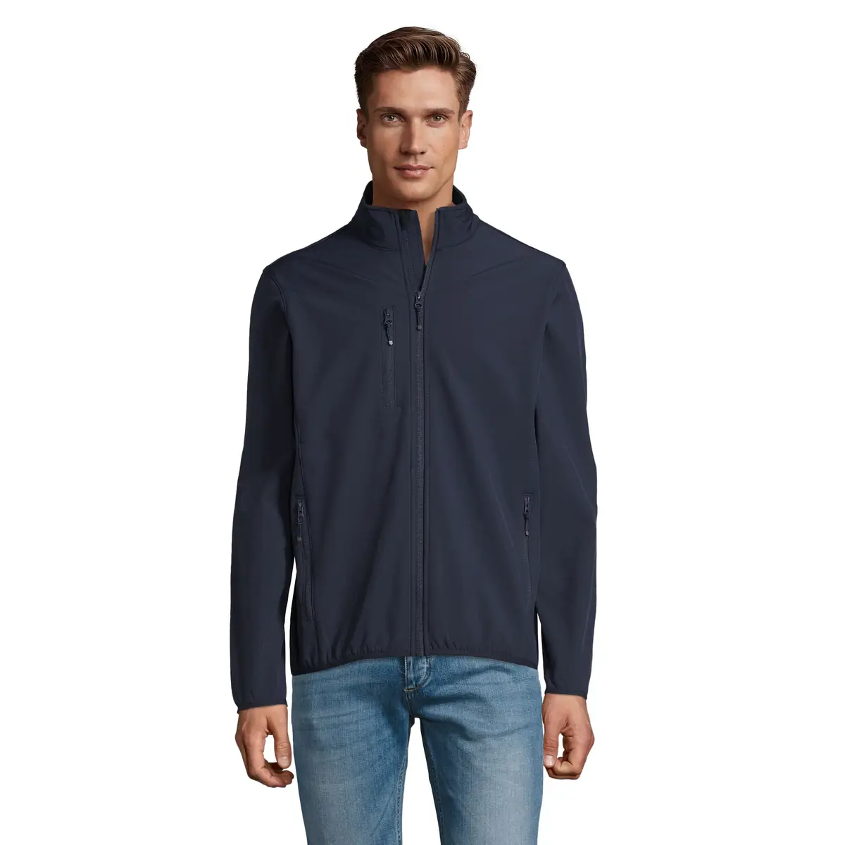 Chaqueta softshell hombre SOL’S RADIAN MEN 03090 4 Chaqueta softshell hombre SOL’S RADIAN MEN 03090 en Azul profundo, frontal con modelo.