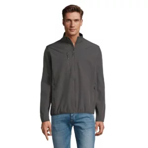 Chaqueta softshell hombre SOL’S RADIAN MEN 03090 en Antracita, frontal con modelo.