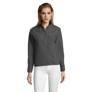Chaqueta softshell mujer SOL’S RADIAN WOMEN 03107 en Antracita, frontal con modelo.