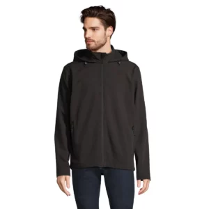 Chaqueta softshell hombre SOL’S RACE HOODED MEN 04447, vista con modelo.