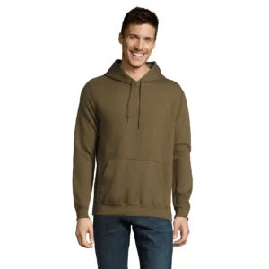 Sudadera con capucha unisex SOL’S SLAM 13251 en Army, frontal con modelo.