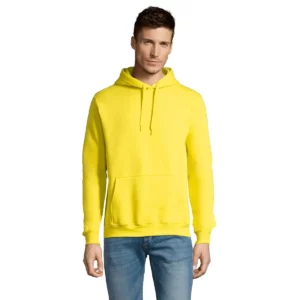 Sudadera con capucha unisex SOL’S SLAM 13251 en Limón, frontal con modelo.