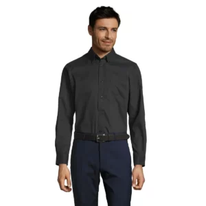 Camisa twill manga larga SOL’S BEL-AIR 16090 en Negro, frontal con modelo.