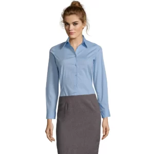 Camisa mujer manga larga SOL’S EDEN 17015 en Cielo claro, frontal con modelo.