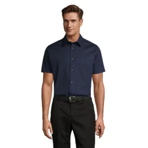 Camisa elástica manga corta SOL’S BROADWAY 17030 en Azul oscuro, frontal con modelo.