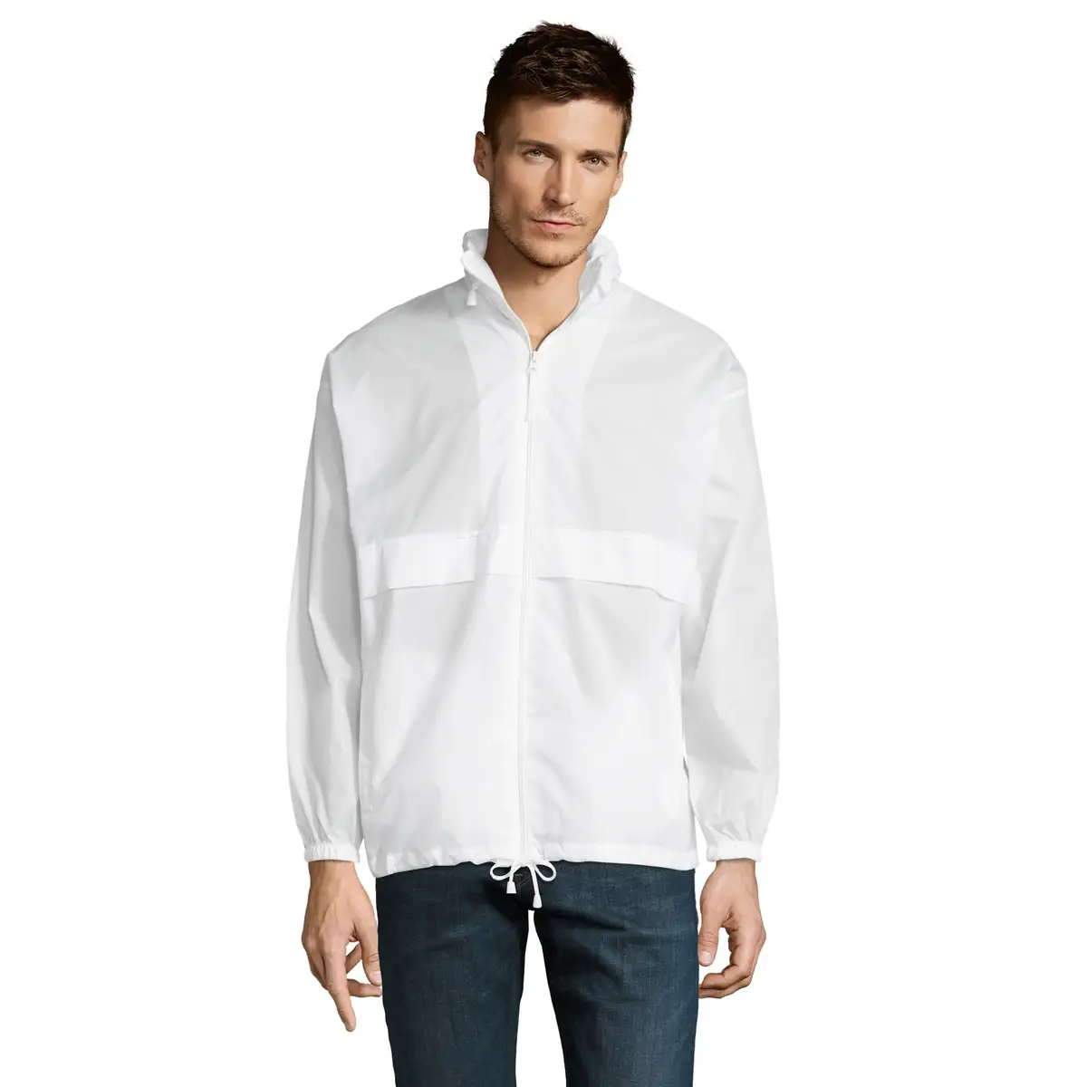 Cortavientos unisex SOL’S SURF 32000 4 Cortavientos unisex SOL’S SURF 32000 en Blanco, frontal con modelo.