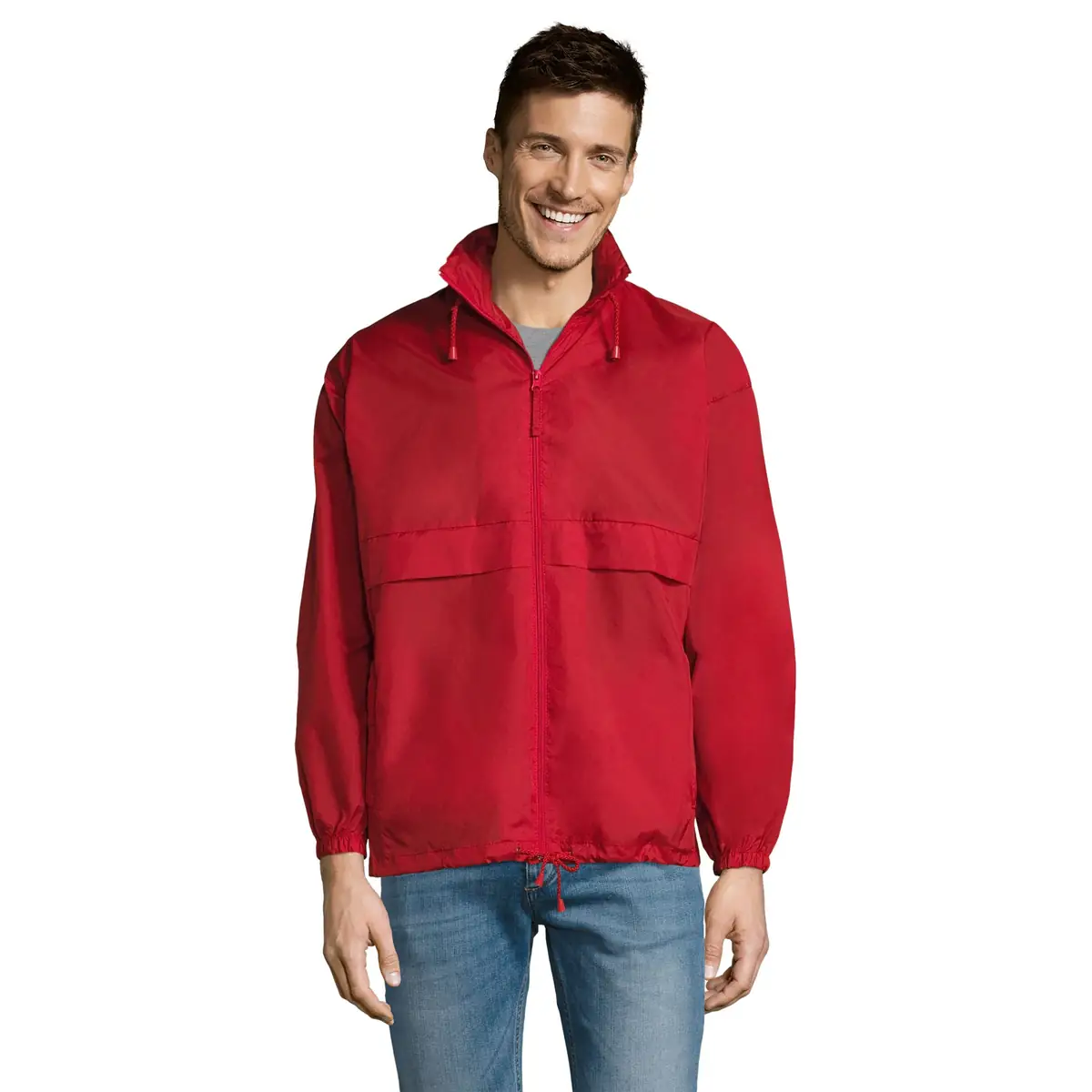 Cortavientos unisex SOL’S SURF 32000 20 Cortavientos unisex SOL’S SURF 32000 en Rojo, frontal con modelo.