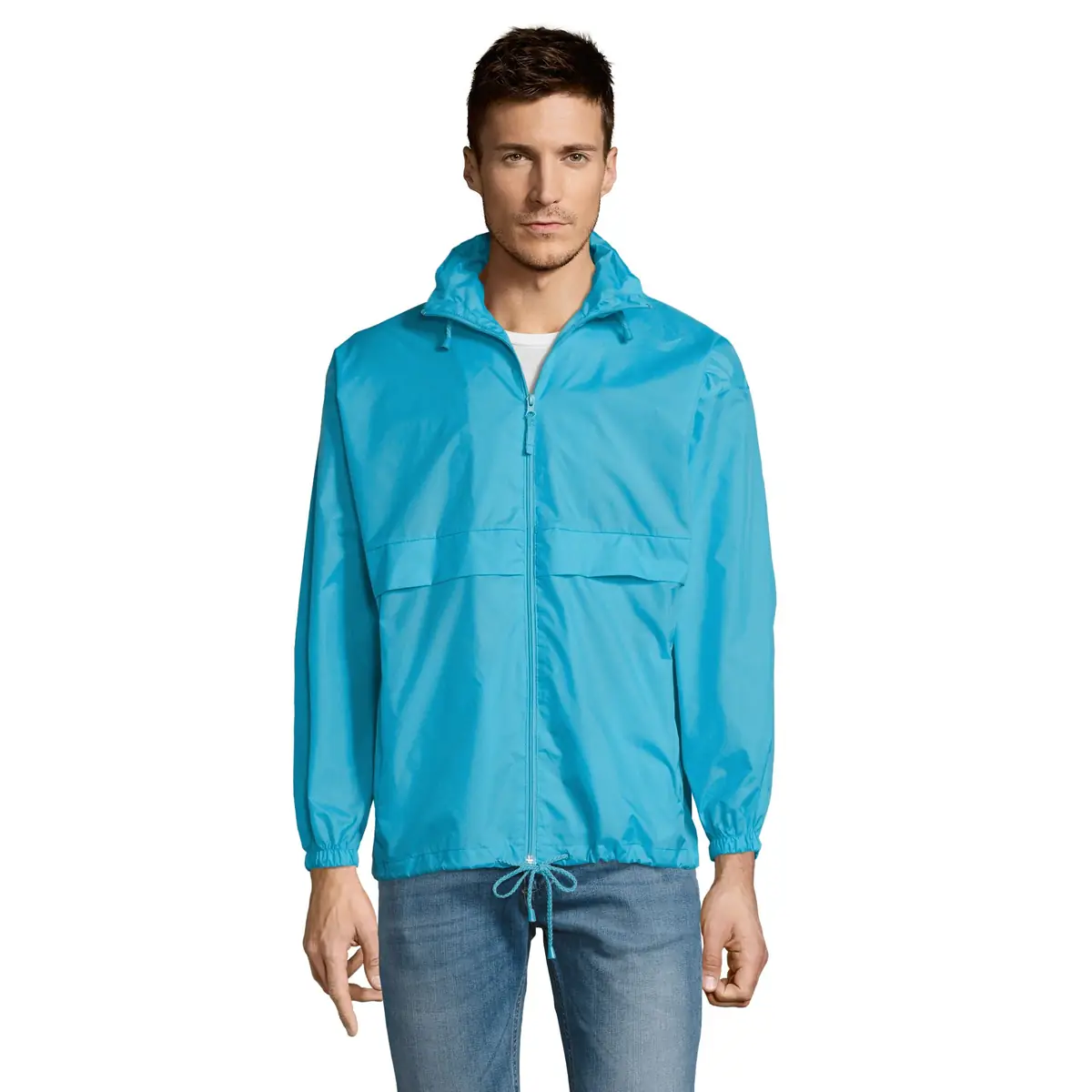 Cortavientos unisex SOL’S SURF 32000 6 Cortavientos unisex SOL’S SURF 32000 en Azul atolón, frontal con modelo.