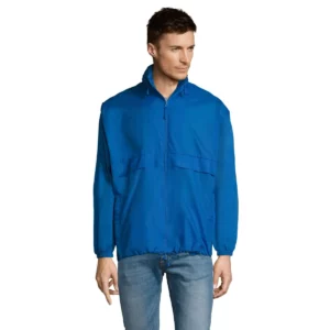 Cortavientos unisex SOL’S SURF 32000 en Azul royal, frontal con modelo.