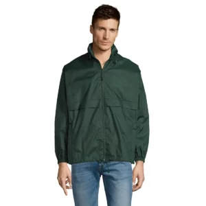 Cortavientos unisex SOL’S SURF 32000 en Verde bosque, frontal con modelo.