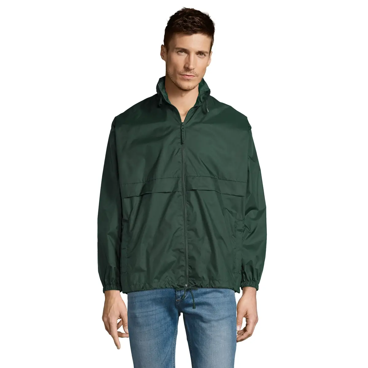 Cortavientos unisex SOL’S SURF 32000 24 Cortavientos unisex SOL’S SURF 32000 en Verde bosque, frontal con modelo.