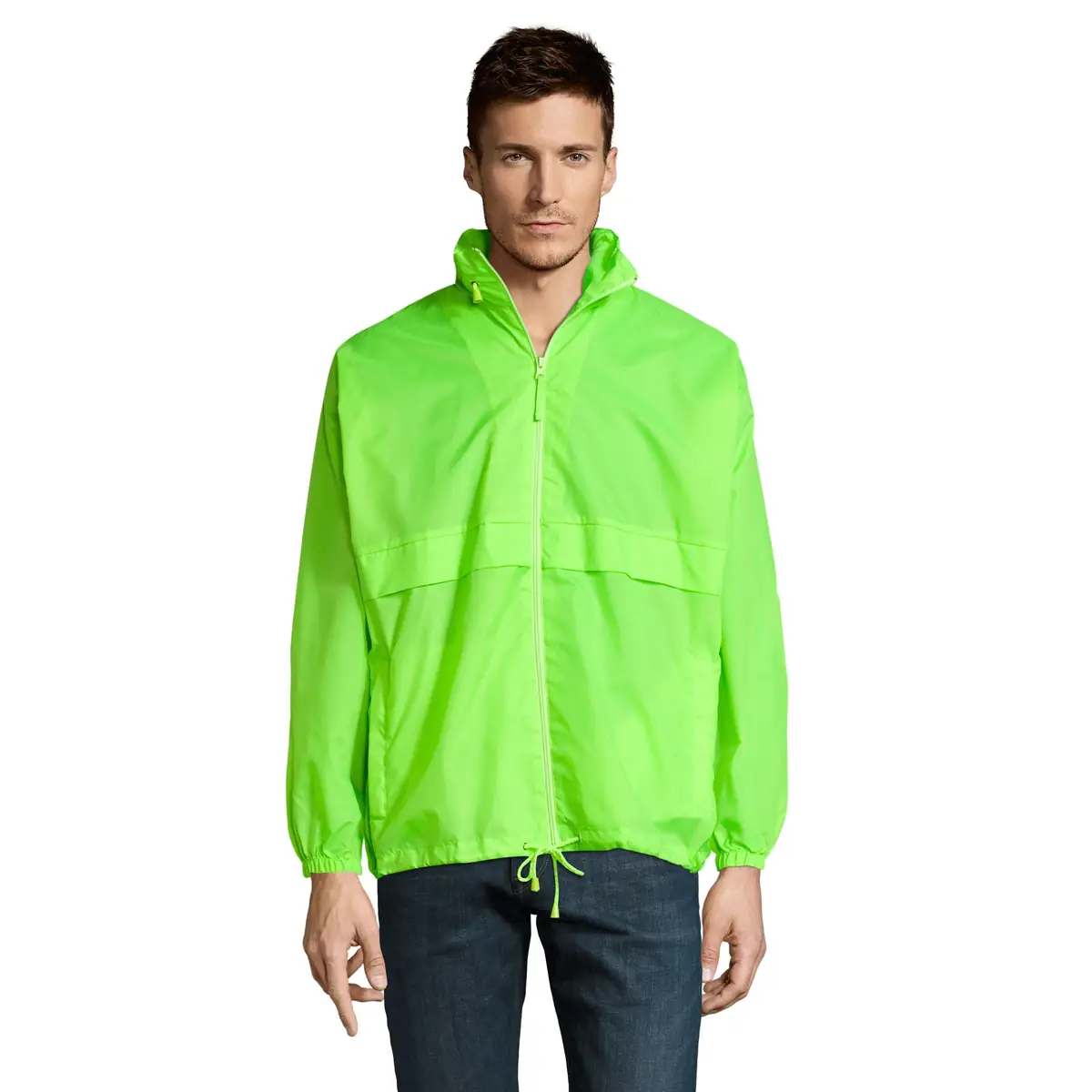 Cortavientos unisex SOL’S SURF 32000 10 Cortavientos unisex SOL’S SURF 32000 en Verde lima flúor, frontal con modelo.