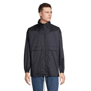 Cortavientos unisex SOL’S SURF 32000 en Azul marino, frontal con modelo.