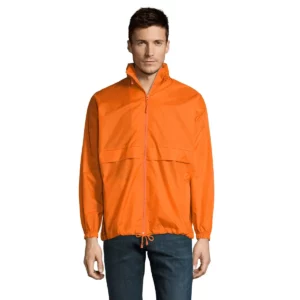 Cortavientos unisex SOL’S SURF 32000 en Naranja, frontal con modelo.