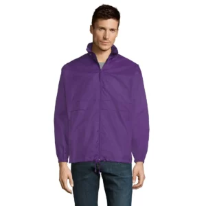 Cortavientos unisex SOL’S SURF 32000 en Morado oscuro, frontal con modelo.