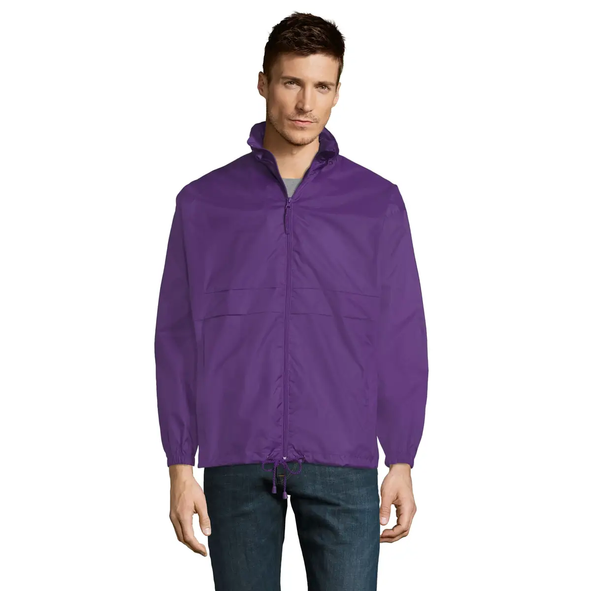 Cortavientos unisex SOL’S SURF 32000 26 Cortavientos unisex SOL’S SURF 32000 en Morado oscuro, frontal con modelo.