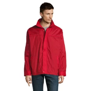 Cortavientos hombre SOL’S MISTRAL 46000 en Rojo, frontal con modelo.