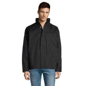 Cortavientos hombre SOL’S MISTRAL 46000 en Azul marino, frontal con modelo.
