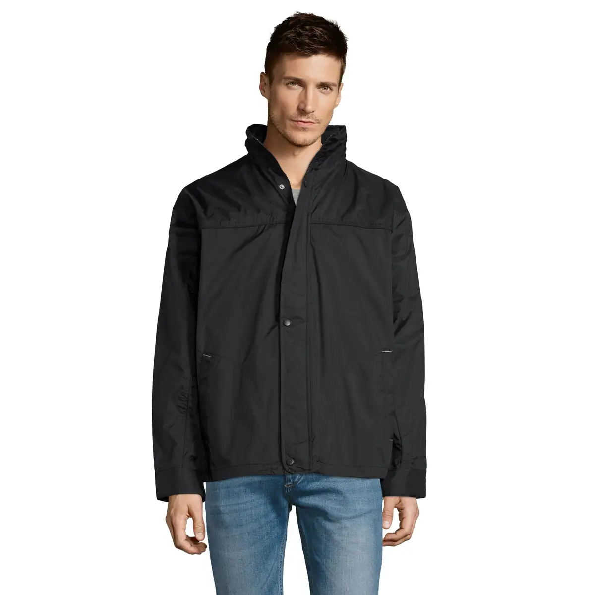 Cortavientos hombre SOL’S MISTRAL 46000 1 Cortavientos hombre SOL’S MISTRAL 46000 en Azul marino, frontal con modelo.