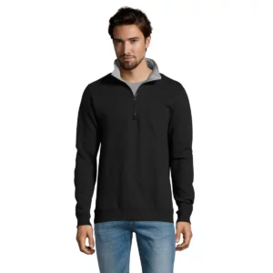 Sudadera cuello cremallera SOL’S SCOTT 47300 en Negro, frontal con modelo.