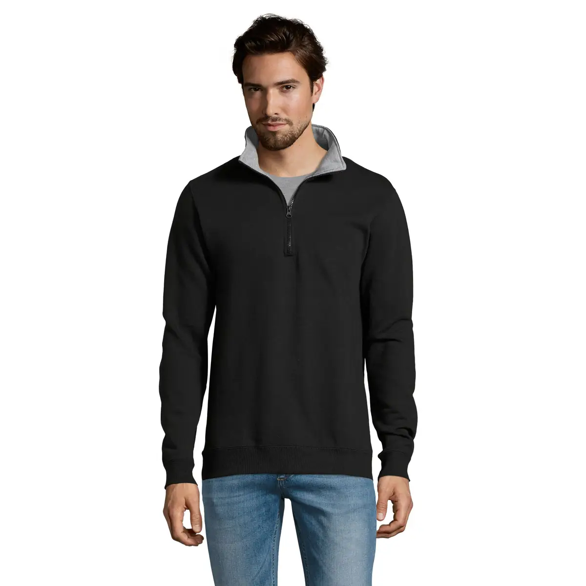 Sudadera cuello cremallera SOL’S SCOTT 47300 1 Sudadera cuello cremallera SOL’S SCOTT 47300 en Negro, frontal con modelo.
