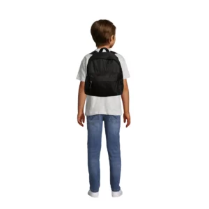 Mochila infantil SOL’S RIDER KIDS 70101 en Negro, vista con modelo.
