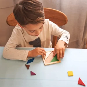 Tangram de madera Stamina Leis 0111, crudo, vista de uso del tangram con una persona