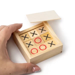 Juego tres en raya Stamina Triwa 1011, crudo, detalle de la apertura de la tapa deslizante