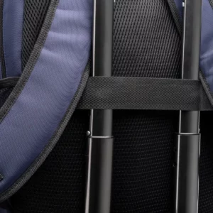Mochila de nylon reciclado Stamina Rubix 1015, marino, detalle de la sujeción posterior a un trolley como ejemplo de uso