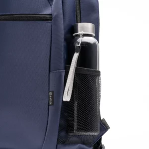 Mochila de nylon reciclado Stamina Rubix 1015, marino, detalle del bolsillo lateral con una botella como ejemplo de uso