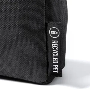 Estuche rectangular Stamina Sunte 1079, negro, detalle del tejido y la etiqueta de PET reciclado