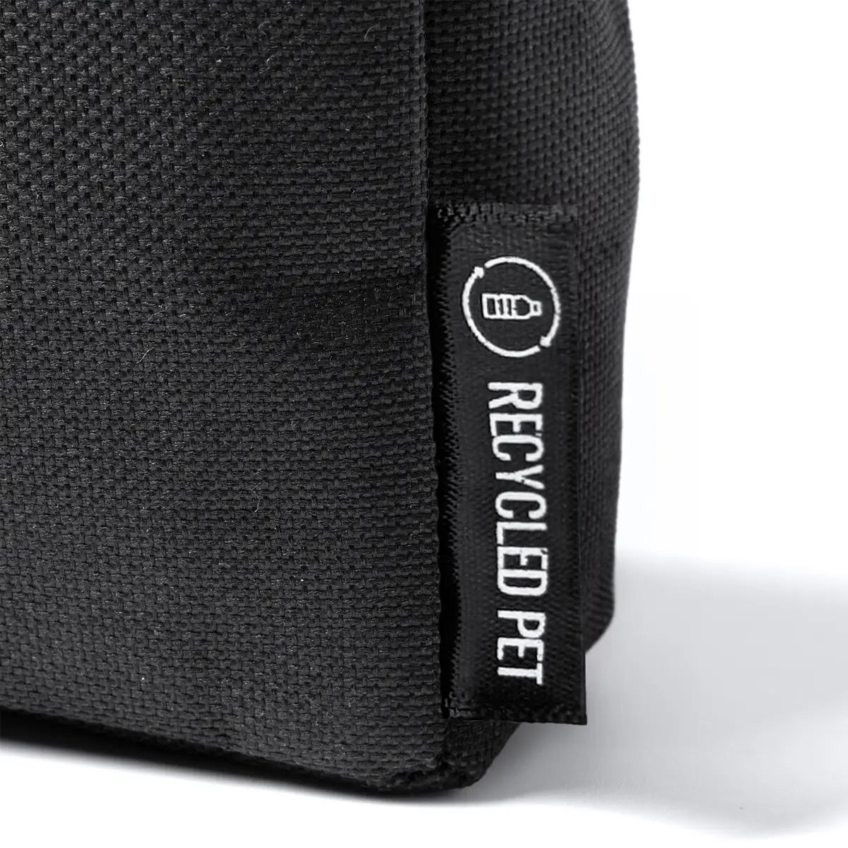 Estuche rectangular Stamina Sunte 1079 10 Estuche rectangular Stamina Sunte 1079, negro, detalle del tejido y la etiqueta de PET reciclado