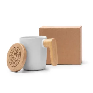 Taza con asa de bambú Stamina Lovet 1130, blanco, vista de la taza y de la tapa junto a su caja kraft