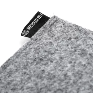 Portadocumentos de fieltro Stamina Sona 1140, gris, detalle del tejido y de la etiqueta del material reciclado