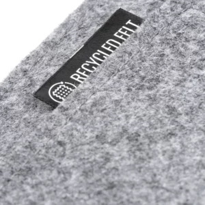 Funda para portátil 15 pulgadas Stamina Amber 1141, gris, detalle del fieltro y de la etiqueta del material reciclado