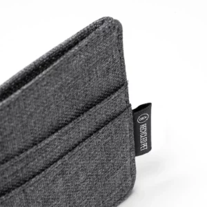 tarjeteros RPET Stamina Timber 1146, gris vigoré, detalle de la etiqueta del material reciclado