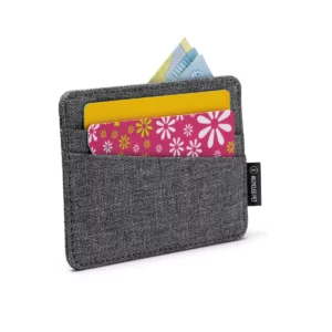 tarjeteros RPET Stamina Timber 1146, gris vigoré, vista del tarjetero con tarjetas como ejemplo de uso