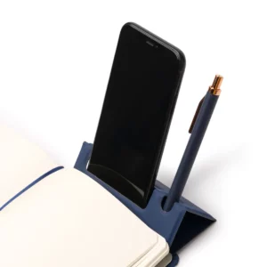 Bloc de notas A5 Stamina Marion 1166, marino, ejemplo de uso del soporte con smartphone y bolígrafo