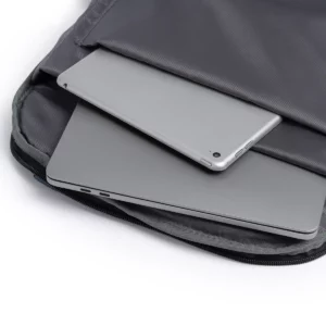 Mochila para portátil Stamina Norden 1200, dénim vigoré, detalle de los compartimentos acolchados con dispositivos como ejemplo de uso