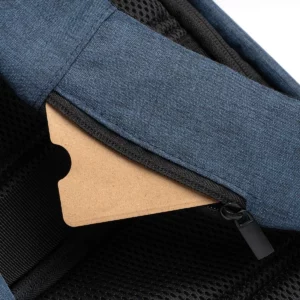 Mochila para portátil Stamina Norden 1200, dénim vigoré, detalle del bolsillo posterior con una libreta como ejemplo de uso