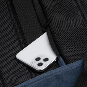 Mochila para portátil Stamina Norden 1200, dénim vigoré, detalle del bolsillo con un teléfono como ejemplo de uso