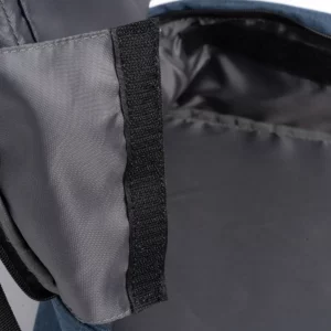 Mochila para portátil Stamina Norden 1200, dénim vigoré, detalle del interior acolchado y su cinta de sujeción