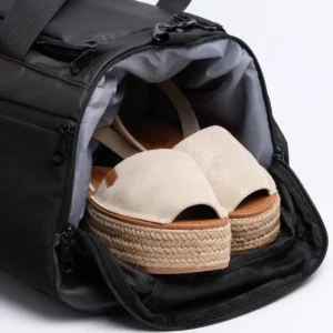 Bolso mochila Stamina Fantom 1201, negro, detalle del compartimento para calzado con zapatos como ejemplo de uso