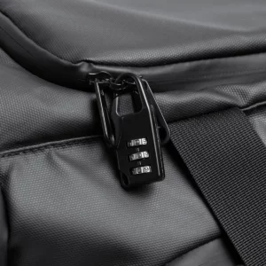 Bolso mochila Stamina Fantom 1201, negro, detalle de las cremalleras con un candado como ejemplo de uso
