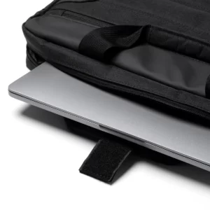 Portadocumentos acolchado Stamina Tarbek 1203, negro, detalle del compartimento con un portátil como ejemplo de uso