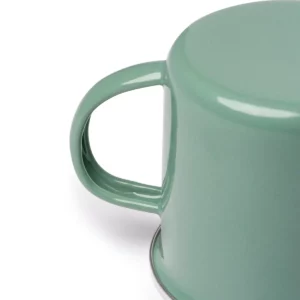 Taza metálica Stamina Cardif 1213, verde salvia, detalle del asa y del cuerpo de la taza