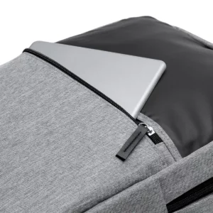 Mochila de RPET Stamina Kiton 1235, gris vigoré, detalle del bolsillo exterior con un dispositivo como ejemplo de uso