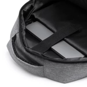 Mochila de RPET Stamina Kiton 1235, gris vigoré, detalle del compartimento acolchado con un dispositivo como ejemplo de uso