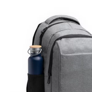 Mochila de RPET Stamina Patrik 1236, gris, detalle del bolsillo lateral con una botella como ejemplo de uso